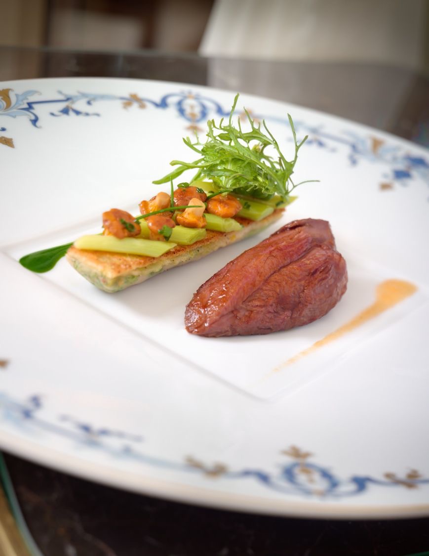 Pigeon de Racan laqué au jus de pomme-gingembre, ravioles de cuisses croustillantes